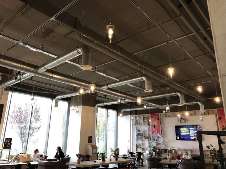 Installation des éclairages suspendus d'un café brasserie centre commercial, Valserhône, AXE OHM